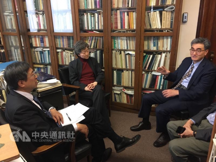 Tang Prize Foundation CEO Chern Jenn-chuan (陳振川) visited Columbia University on Thursday to discuss with a prized pupil of renowned Sinologist William Theodore de Bary how to promote the study of sinology among Taiwanese youth.