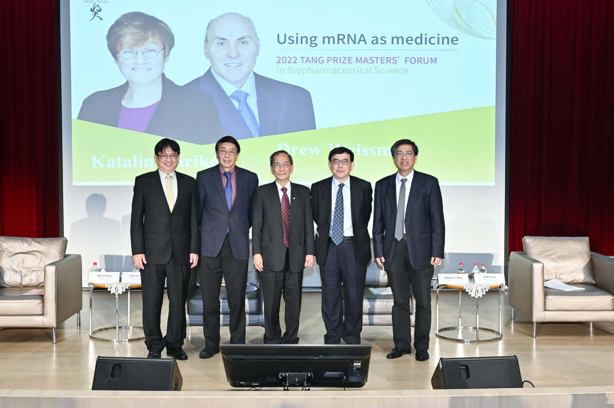 Chair Professor of Taipei Medical University Dr. Hsing-Jien Kung (second left) and Academician of Academia Sinica Dr. Andrew Wang (middle) co-moderate the event. Vice President of the Develo