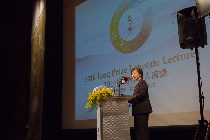 The second recipient in absentia was William Theodore de Bary. Delivering the laureate lecture on his behalf was Rachel Chung, the de facto Director of the University Committee on Asia & the Middle East (UCAME).