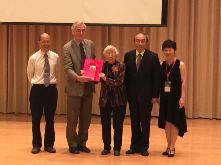 Prof. Chi Pang-yuan (Middle) receives the lifetime achievement award