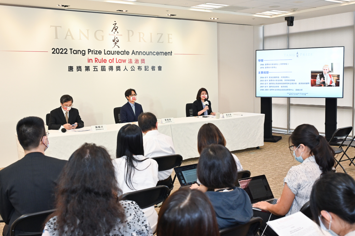 Prof. Wen-Chen Chang of National Taiwan University introduces the 2022 laureate’s contributions at the press conference.