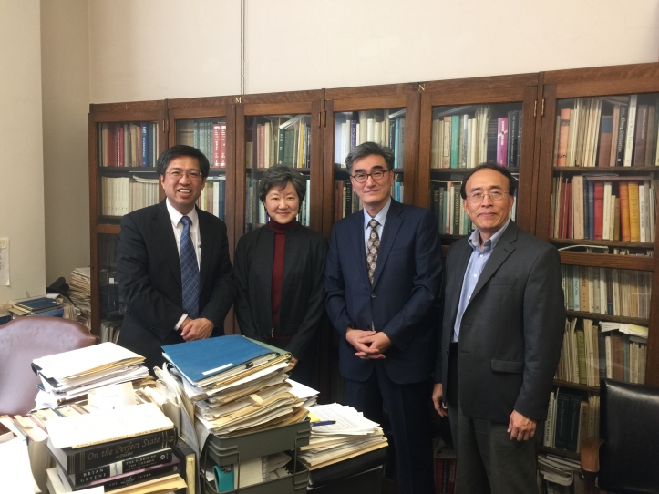 Tang Prize CEO Jenn-Chuan Chern (left) visited Rachel Chung (2nd left) to exchange ideas on promoting high school student's understanding of Sinology in Taiwan.