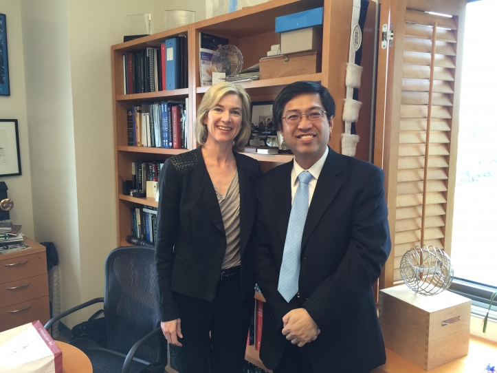 CEO Chern congratulates Doudna (left) on winning the 2016 Tang Prize in Biopharmaceutical Science.