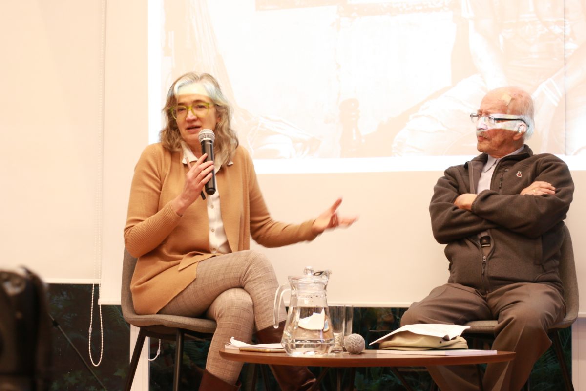 Vivian Newman Pont (left), executive director of Dejusticia, talks with journalist of ethics and freedom of speech,Javier Darío Restrepo(Photo courtesy of Dejusticia)