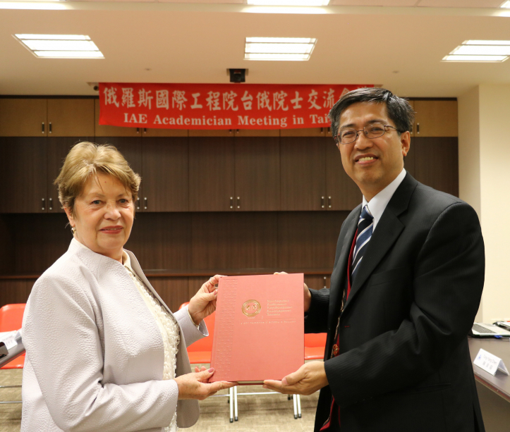 Dr. Jenn-Chuan Chern, CEO of the Tang Prize Foundation, accepted the diploma on behalf of Dr. Yin.