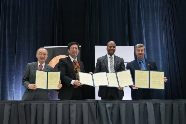 Foundation CEO Dr. Jenn-Chuan Chern, in a special occasion—the signing of an agreement for cooperation in promoting education in biology over the next ten years.