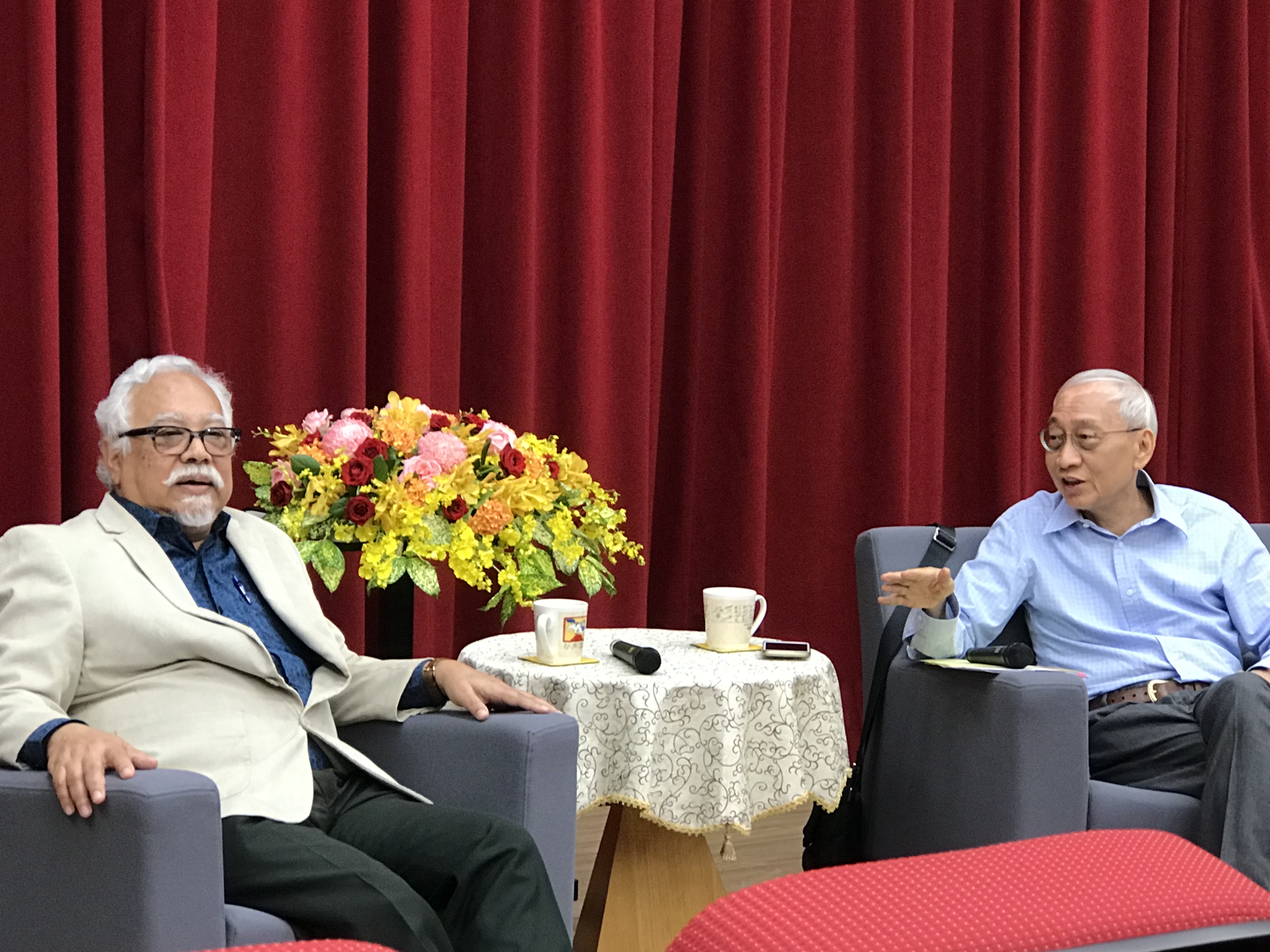 Professor Duara (left) gives his first talk in Academia Sinica on July 11, talking about digital diplomacy and new world order