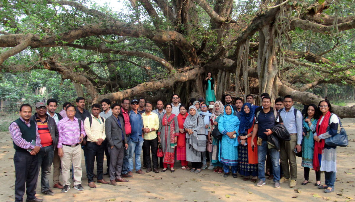 在孟加拉環境法律人協會(簡稱BELA) 所舉辦的培訓課程期間，24 位受訓學員至有機農場實地學習不同農耕技巧並參與實作(照片由孟加拉環境法律人協會提供)